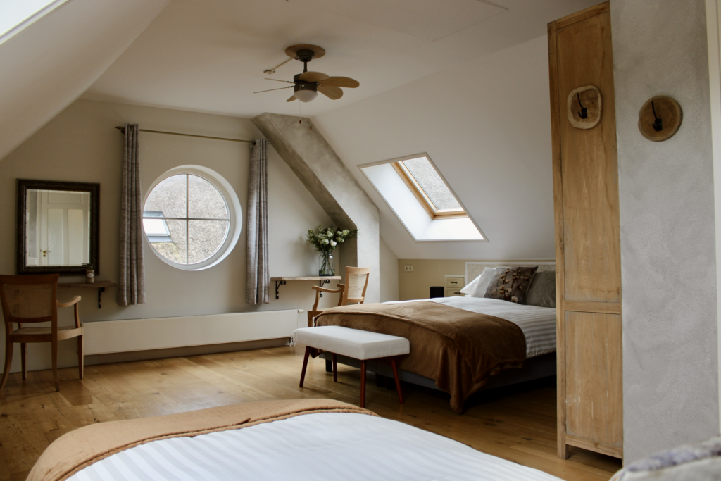 Grote woonkamer van logeerhuis