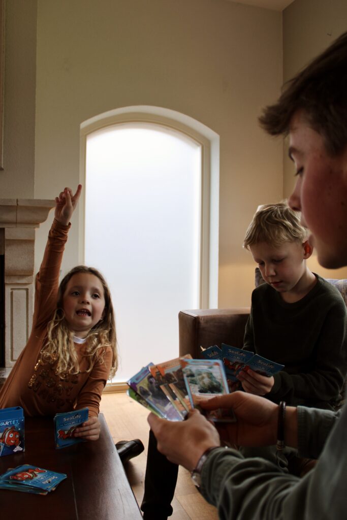 Kind steek haar vinger op en stelt een vraag